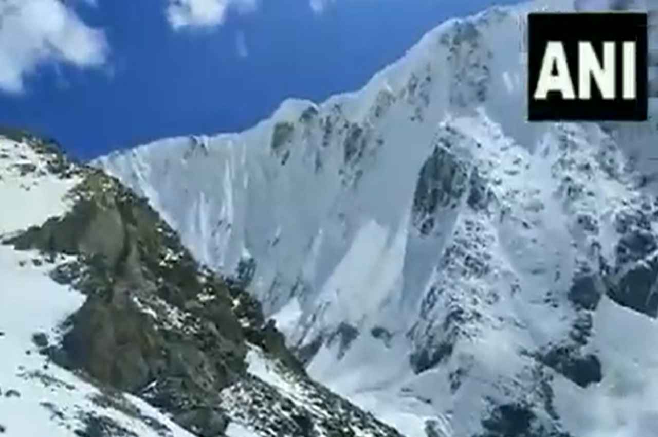 Uttarkashi Avalanche: उत्तराखंड में फंसे 28 पर्वतारोही, दो की मौत, सीएम ने Army-Air Force से मांगी मदद