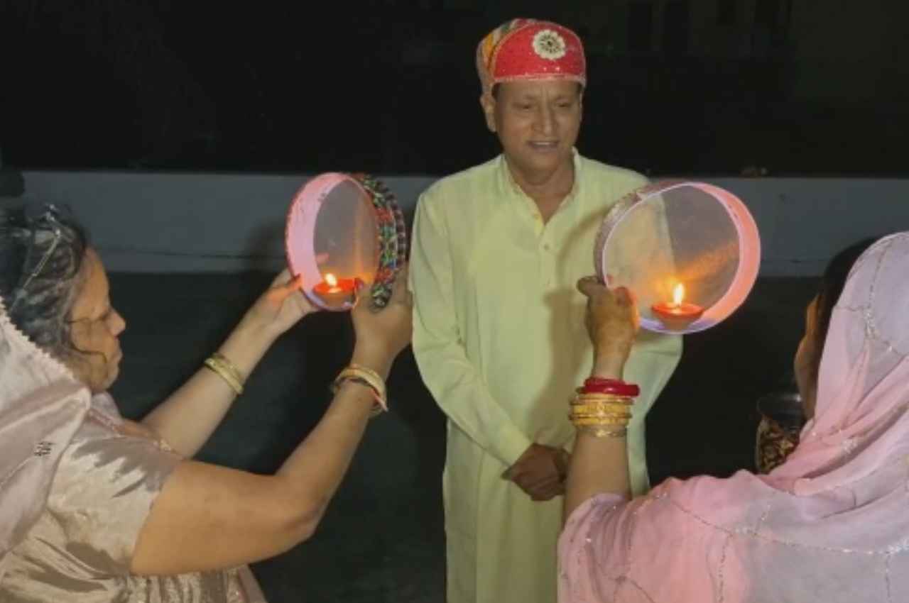 करवा चौथ के दिन दिखा अद्भुत नजारा! भाजपा सांसद के लिए दो पत्नियों ने रखा व्रत 