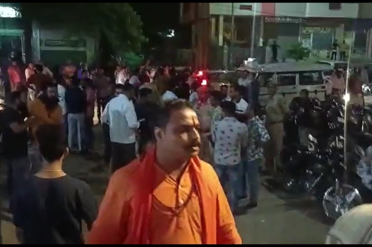 Bajrang Dal activists indulged in hooliganism in Garba festival