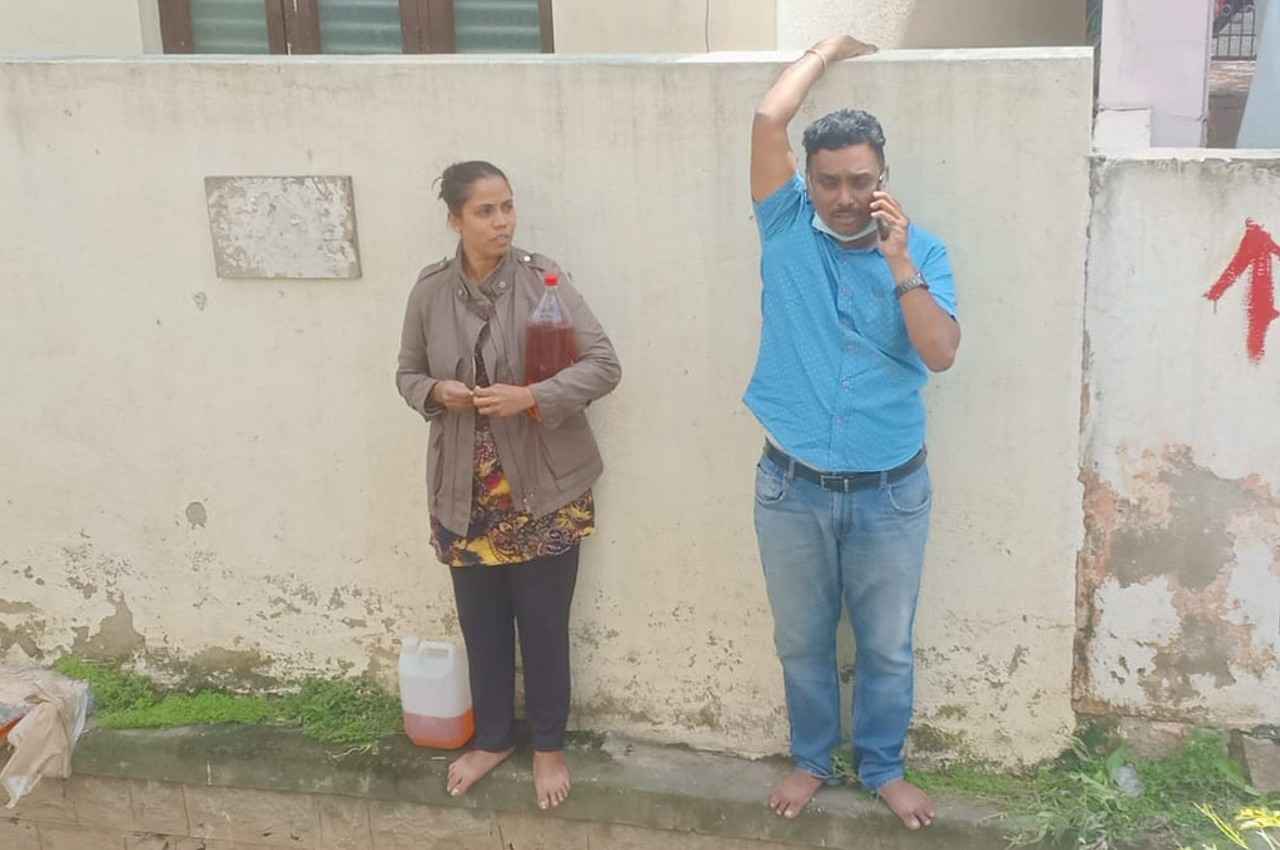 खुद पर पेट्रोल डालकर जिंदा जलना चाहता था ये दंपती, पुलिस ने ऐसे बचाया; देखें वीडियो