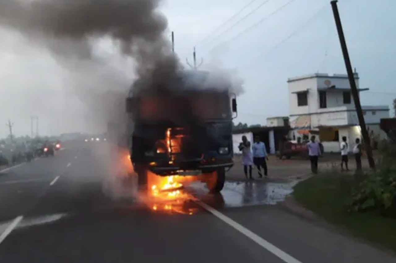 Bihar Road Accident: पुलिस बस और बाइक की टक्कर के बाद लगी आग, तीन लोगों की मौके पर मौत