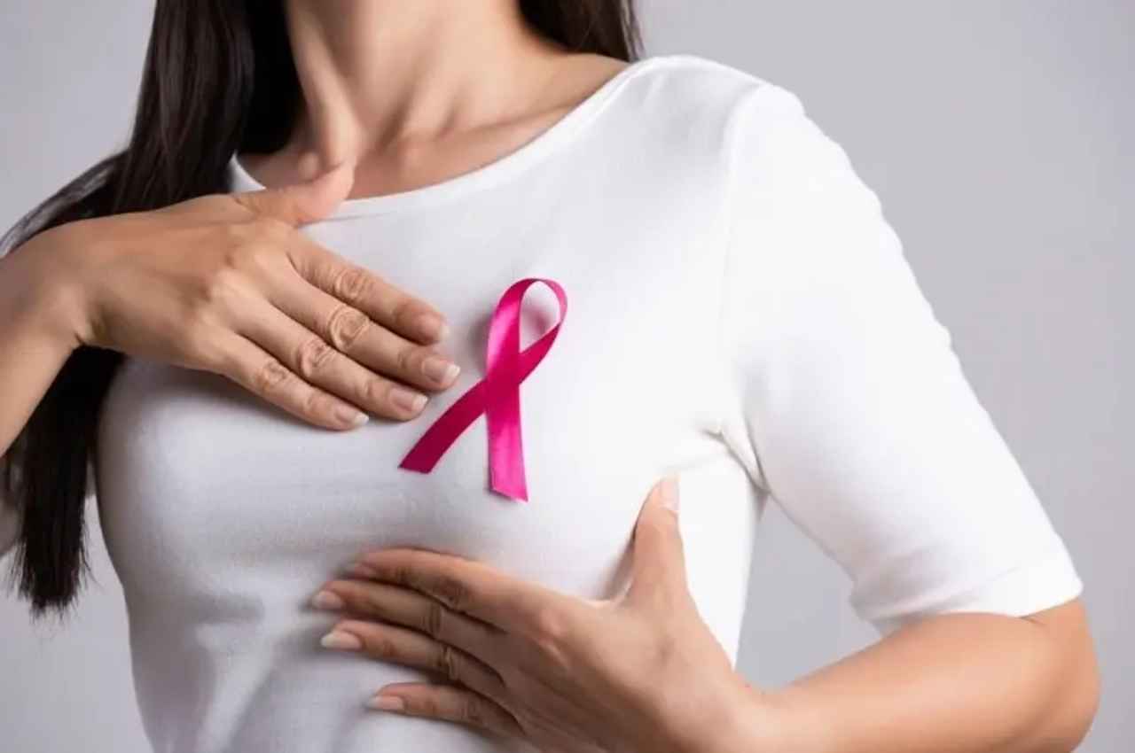 Breast Cancer: 40 साल से बड़ी महिलाएं हो जाएं Alert! ब्रेस्ट कैंसर की हो सकती हैं शिकार, जानें इसके लक्षण और बचाव