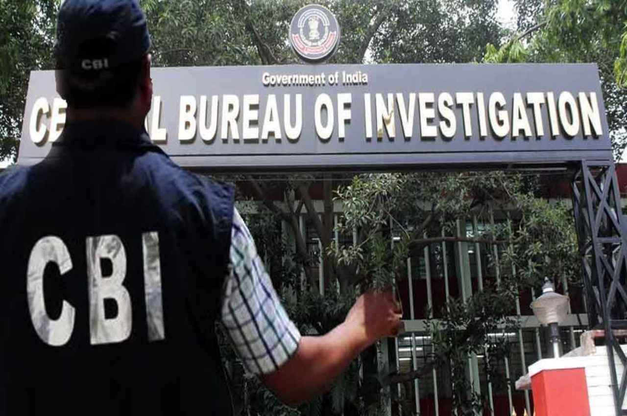 बैंक मैनेजर के घर 'स्पेशल 26' CBI ने मारा छापा, पुलिस बुलाने की कहा तो भागने लगे, फिर पब्लिक ने किया ये हाल