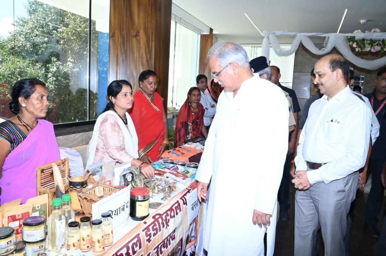 Chhattisgarh: गोबर पेंट से स्कूलों की होगी रंगाई-पोताई, महिलाओं को मिलेगा रोजगार का अवसर