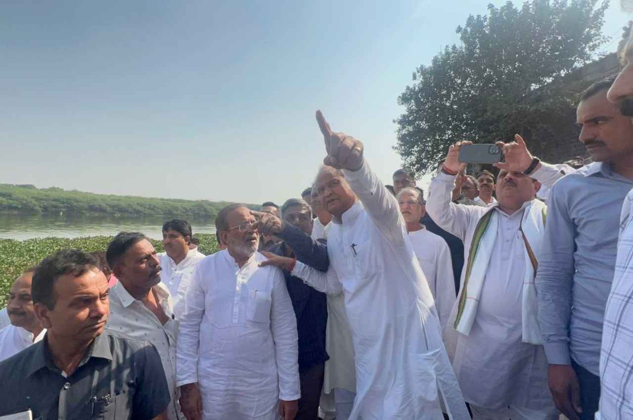 Morbi Bridge Collapse: सीएम गहलोत पहुंचे घटनास्थल, बोले- हादसे की जांच हाईकोर्ट के न्यायाधीश की अध्यक्षता में हो