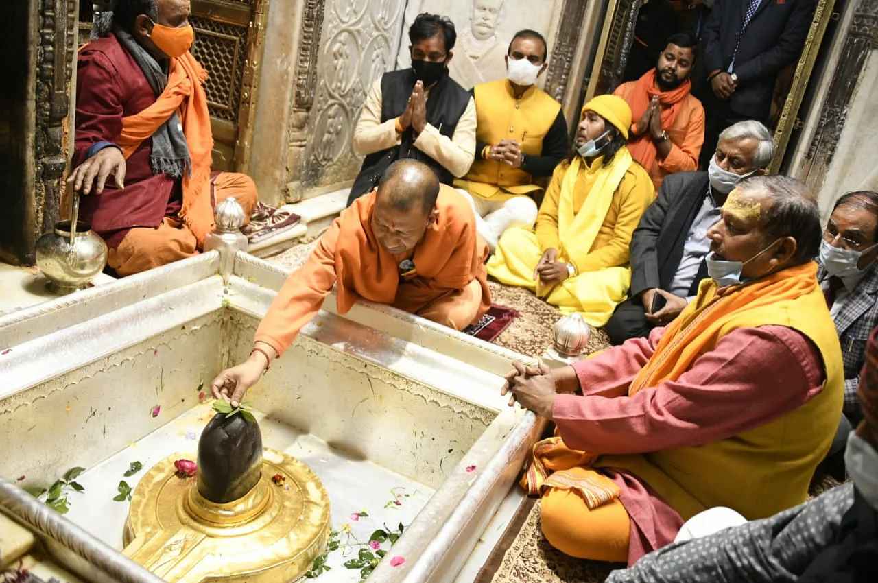 योगी आदित्यनाथ ने खड़ा किया नया रिकॉर्ड, इस तरह बने काशी और बाबा विश्वनाथ मंदिर जाने वाले यूपी के पहले मुख्यमंत्री