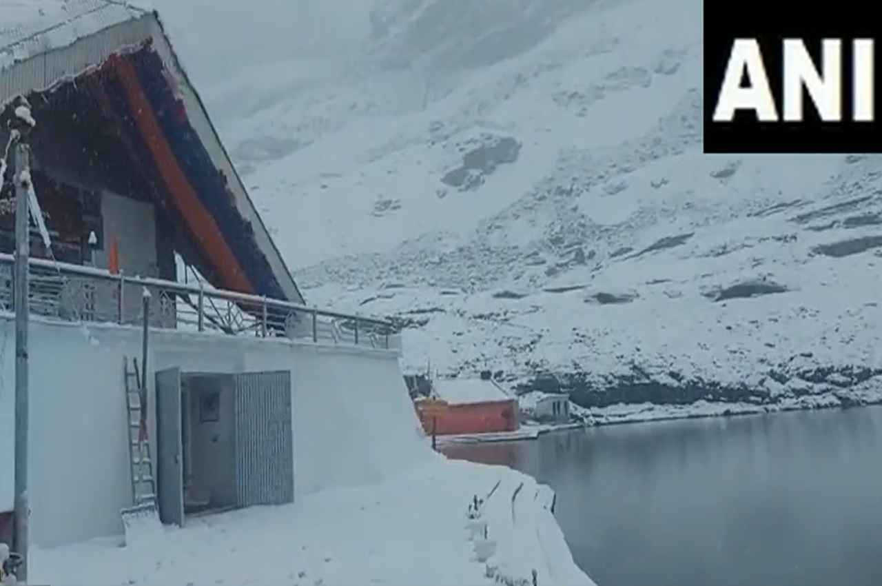 Uttarakhand Weather: चमोली में भारी बर्फबारी शुरू, हेमकुंड साहिब के कपाट बंद, इतने फीट गिरी बर्फ