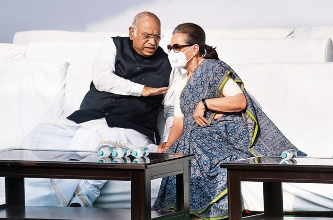 कांग्रेस अध्यक्ष मल्लिकार्जुन खड़गे व सोनिया गांधी