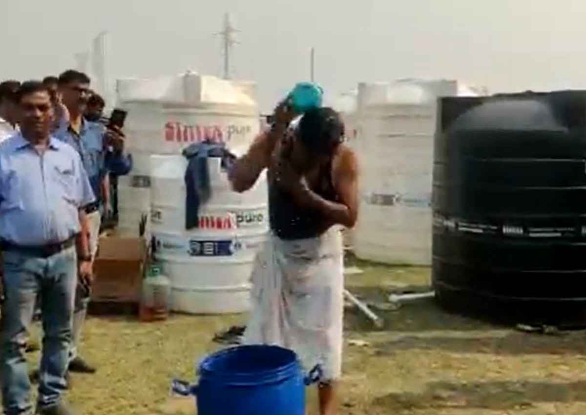 दिल्ली जलबोर्ड के डायरेक्टर संजय शर्मा ने यमुना के पानी से किया स्नान, भाजपा सांसद ने दी थी ये चुनौती