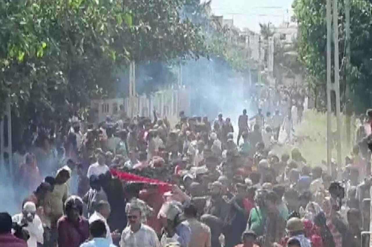 गुजरात: पोरबंदर में 'अतिक्रमण हटाओ अभियान' के खिलाफ भीड़ का हिंसक प्रदर्शन, पुलिस ने बरसाईं लाठियां