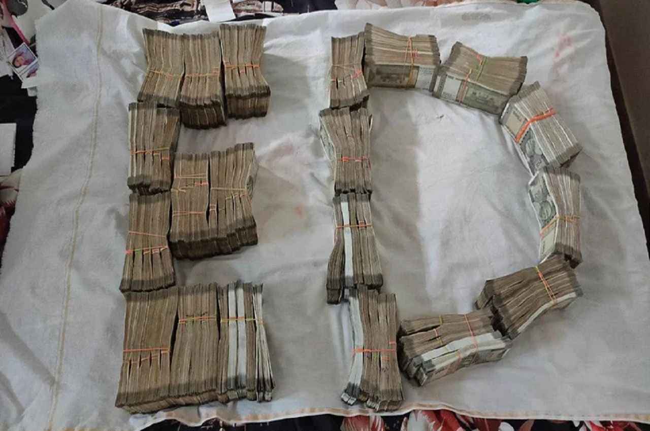 छत्तीसगढ़: ED की छापेमारी में 4 करोड़ रुपये बरामद, सोना भी किया गया जब्त