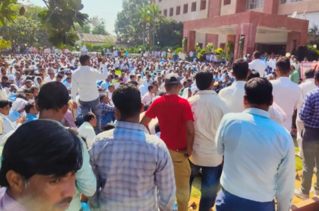 Electricity employees gherao the Vidyut Bhawan