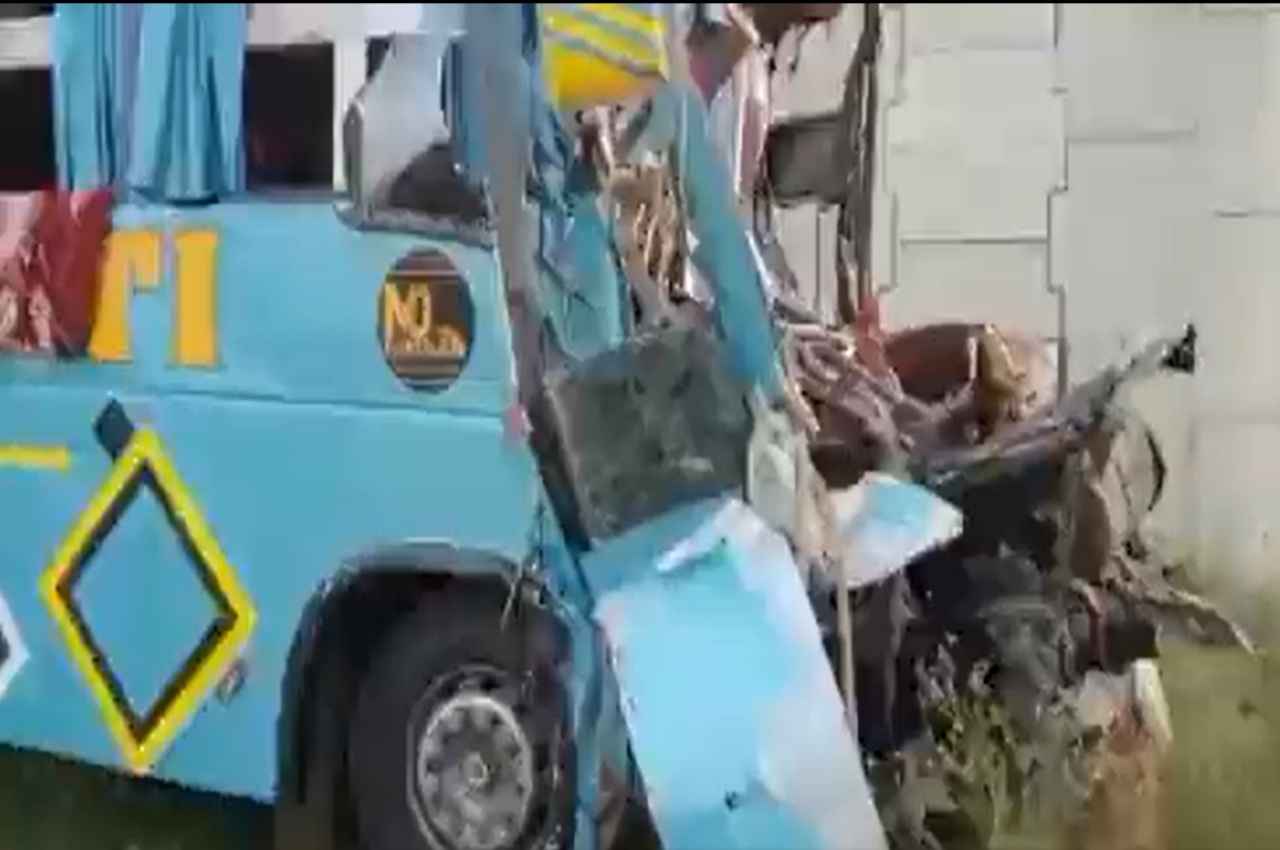 Accident in UP: लखनऊ एक्सप्रेसवे पर चालक को आई झपकी, कंटेनर में जा घुसी डबल डेकर बस, 4 की मौत