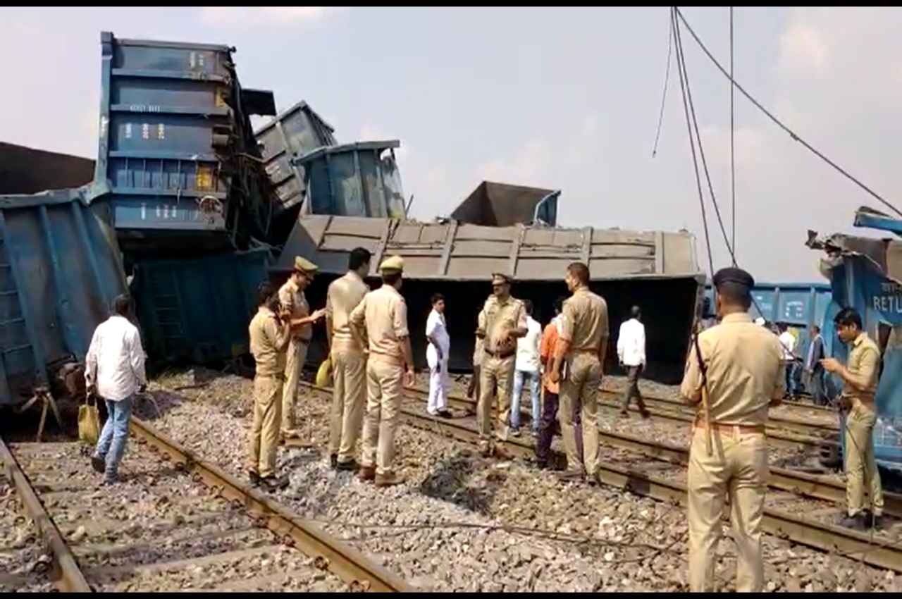 Goods Train Derail: यूपी के फतेहपुर में ट्रैक पर दौड़ती मालगाड़ी के 30 डिब्बे डीरेल, दिल्ली-हावड़ा रेल रूट बाधित