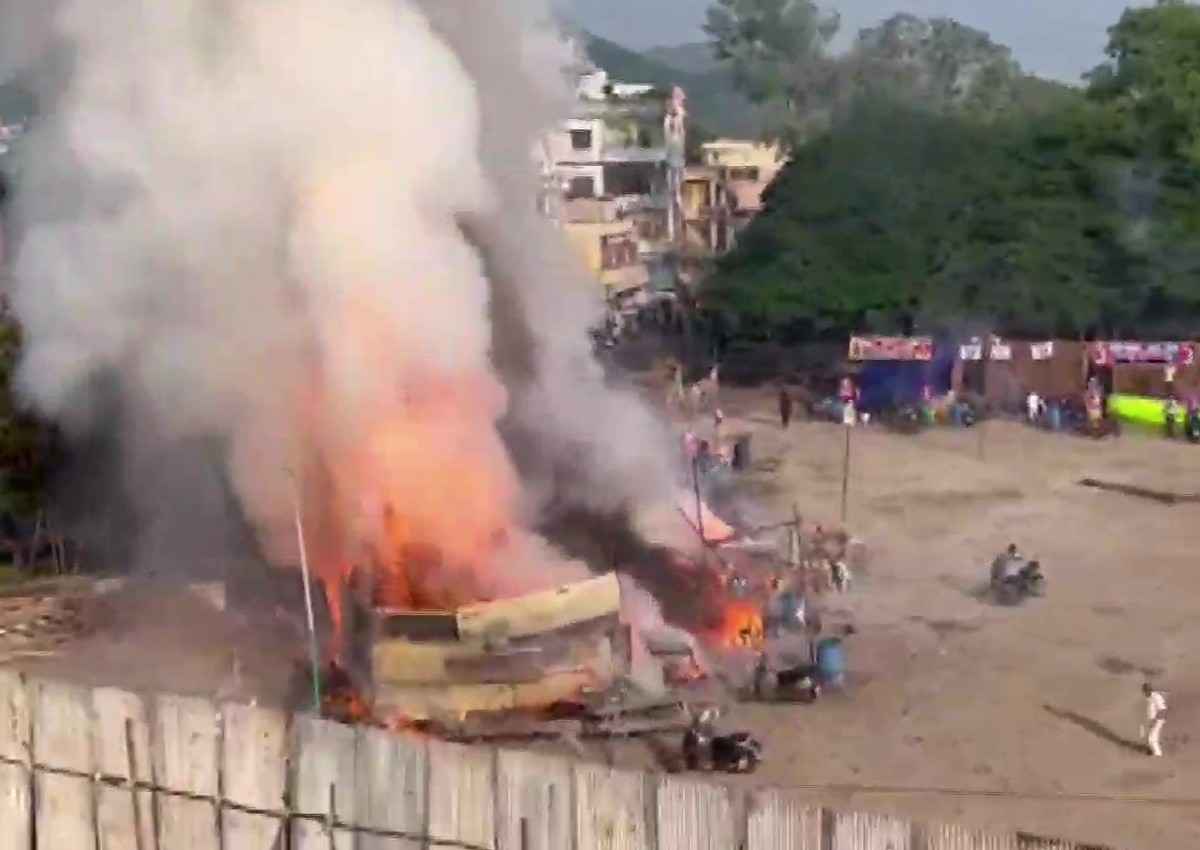 आंध्र प्रदेश: विजयवाड़ा में पटाखा स्टॉल और विशाखापत्तनम के मेगा मार्ट में लगी आग, दो लोगों की मौत