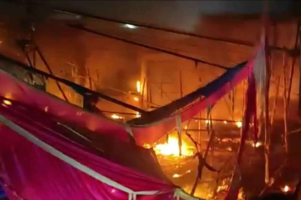 यूपी के भदोही में दुर्गा पूजा पंडाल में भीषण आग लगने से 3 लोगों की मौत, हादसे में 50 से ज्यादा घायल