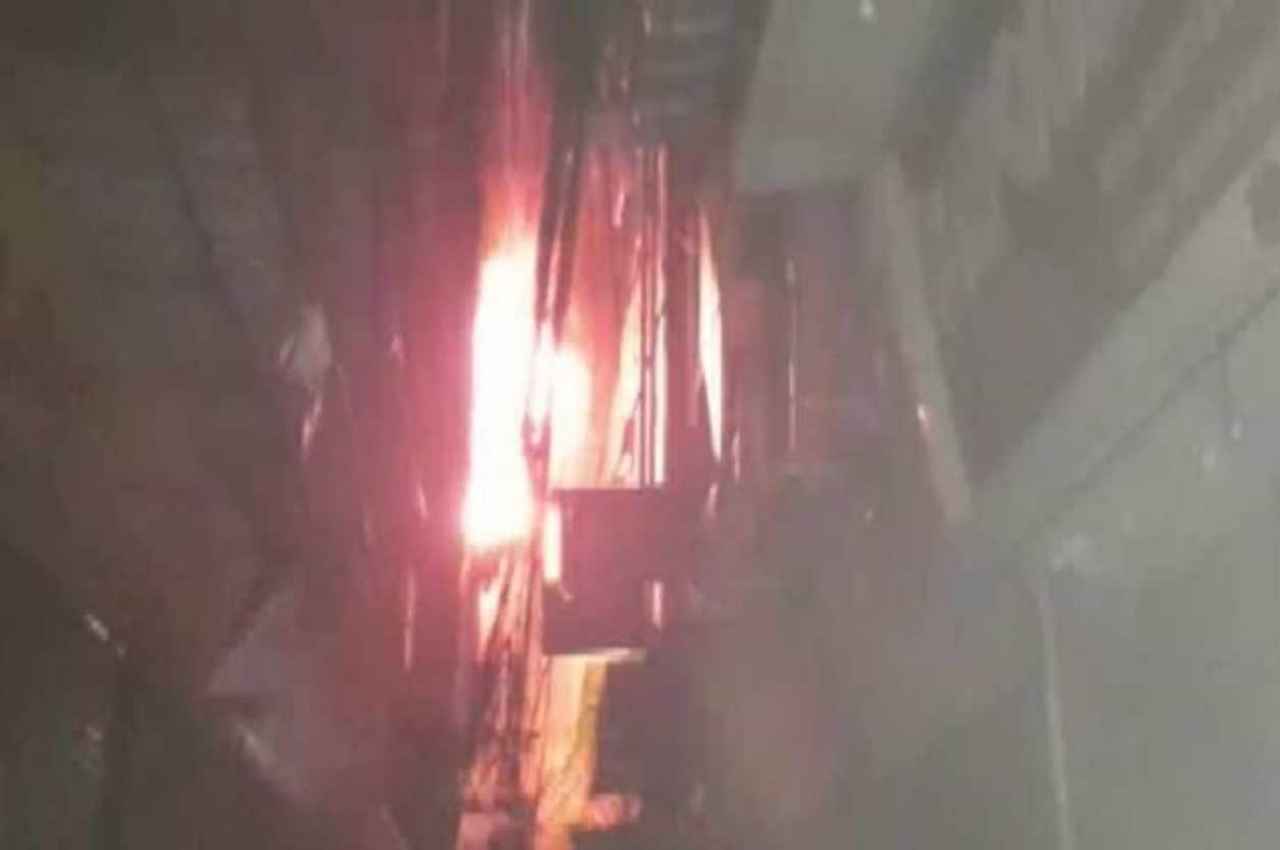 Delhi Fire: दिल्ली के गांधीनगर मार्केट में आग का तांडव, आधा दर्जन से ज्यादा दुकाने और लाखों का माल जलकर खाक