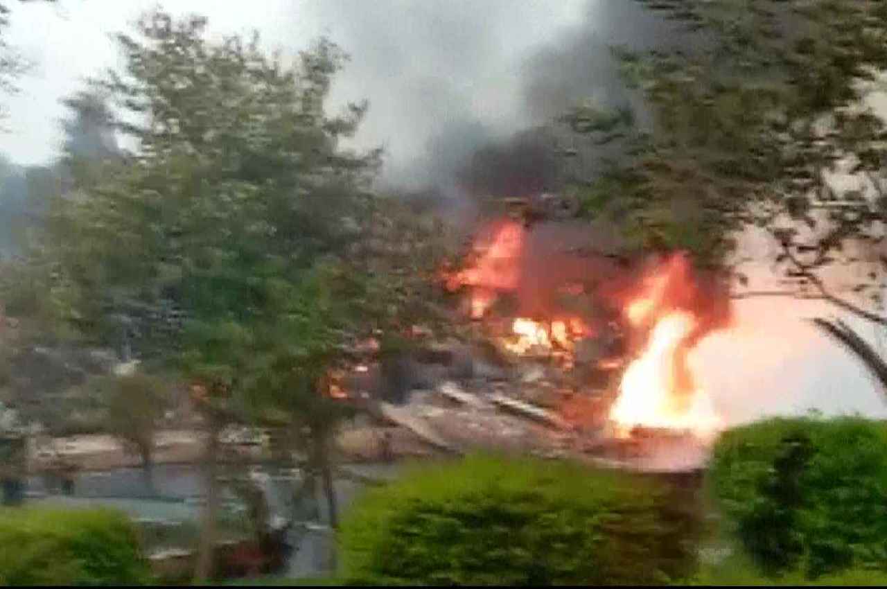 Gurugram Fire: ऑटो पार्ट्स बनाने वाली फैक्ट्री में लगी आग, काबू पाने में जुटीं दमकल की गाड़ियां