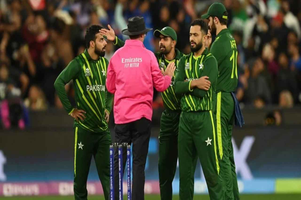 IND vs PAK: क्या फ्री हिट पर स्टंप से टकराने के बाद गेंद को करना चाहिए था डेड बॉल करार? जानें क्या है नियम
