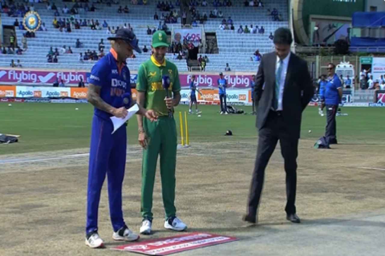 IND vs SA 2nd ODI: साउथ अफ्रीका ने जीता टॉस, टीम इंडिया के लिए डेब्यू कर रहा ये खतरनाक ऑलराउंडर