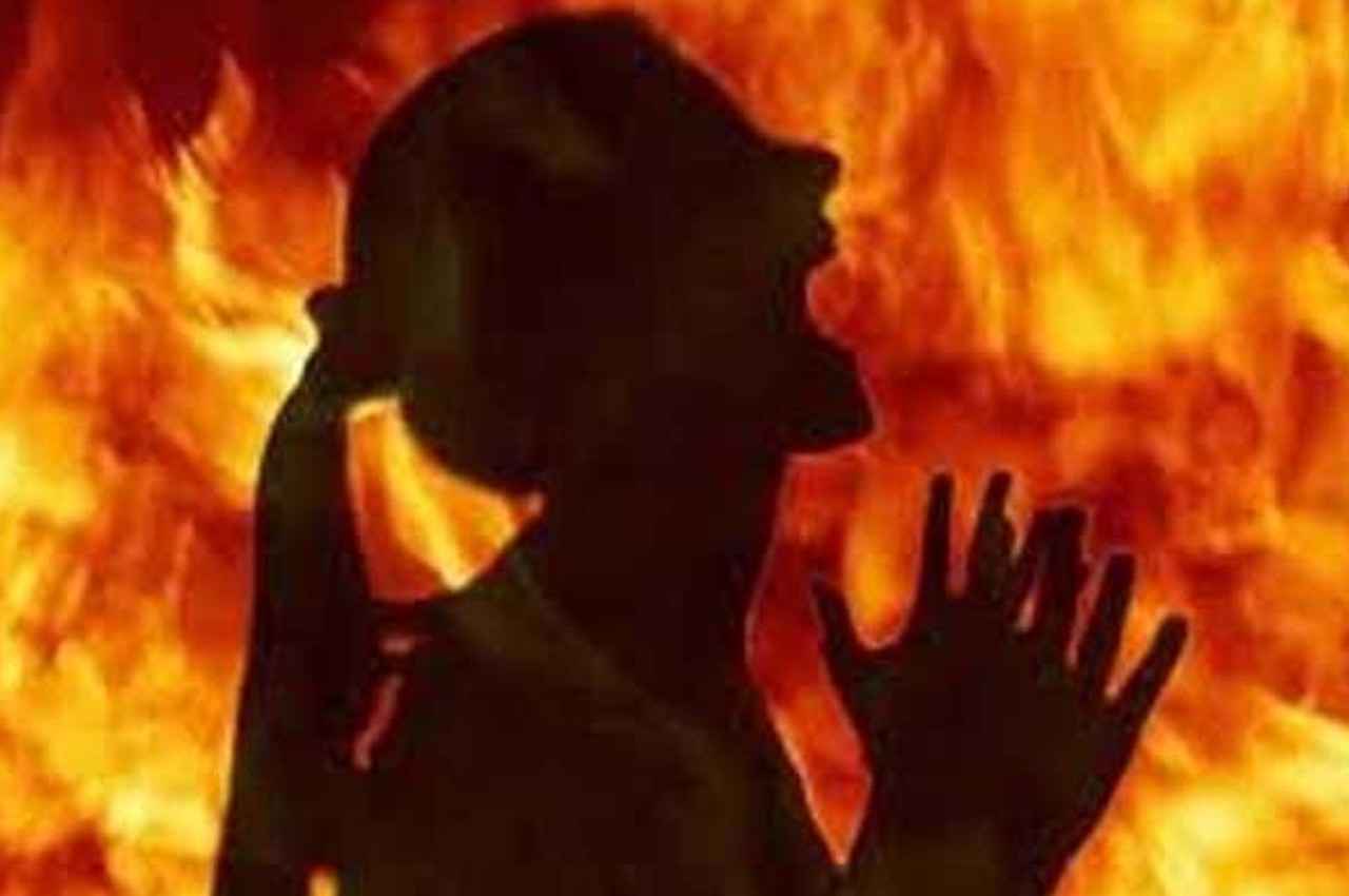 Jharkhand News: परीक्षा में नकल के शक पर टीचर ने उतरवाए कपड़े, छात्रा ने खुद को लगाई आग