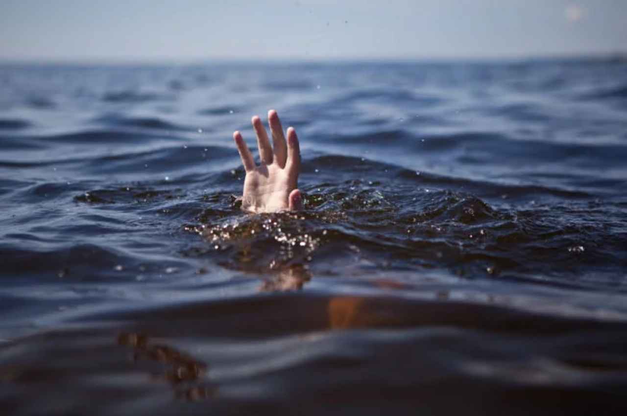 Kaushambi News: लकड़ी के सहारे 40 किमी तक गंगा में बहती रही 70 साल की वृद्धा, जान बची तो बोली-जान देने गई थी