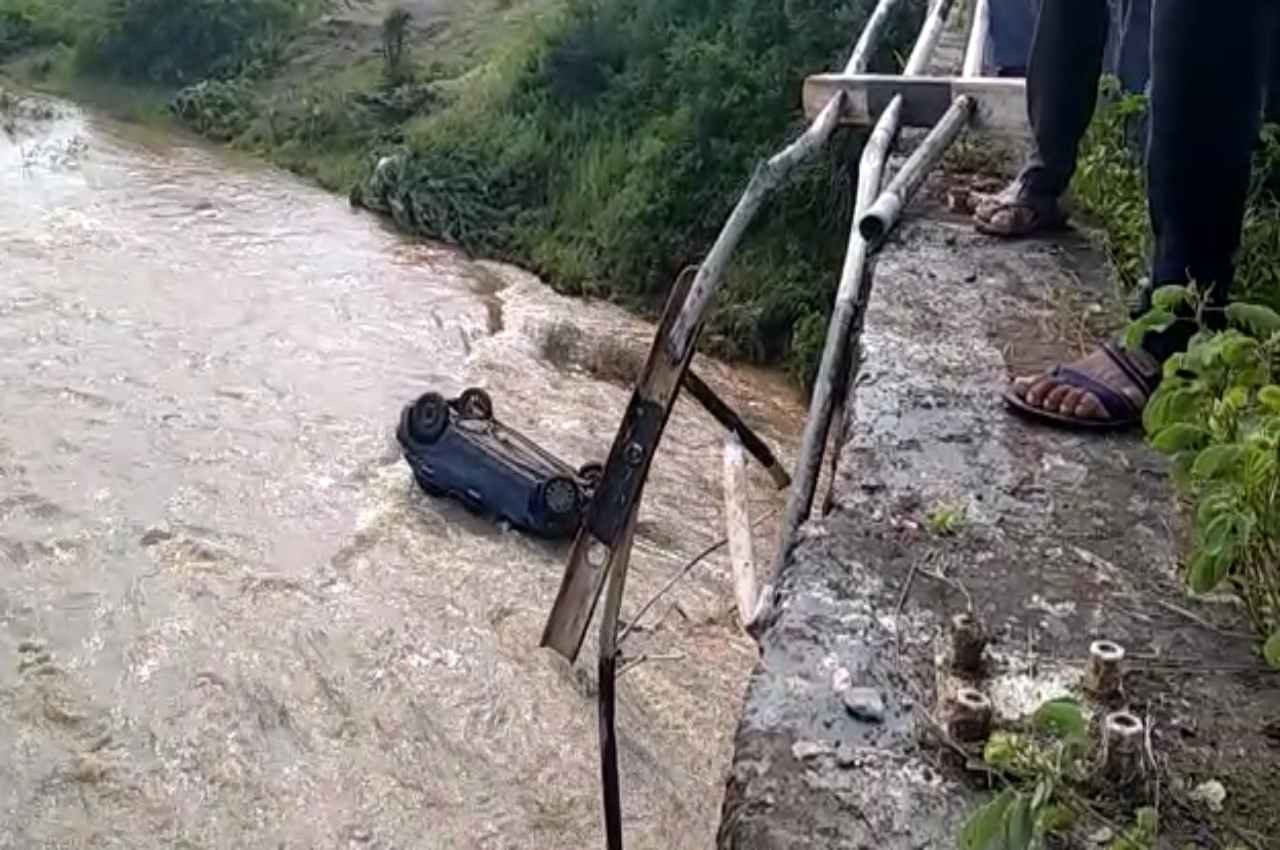 MP गजब है: पुल से 25 फीट नीचे नदी में गिरी कार, जिन्हें अस्पताल में कराया भर्ती वे हो गए फरार