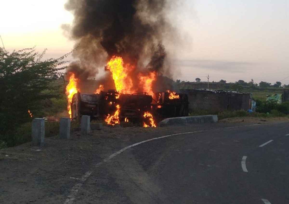 MP News: खरगोन में पलटे टैंकर से तेल लूट रहे थे लोग; आग से ब्लास्ट के बाद दो की मौत, 20 से अधिक घायल