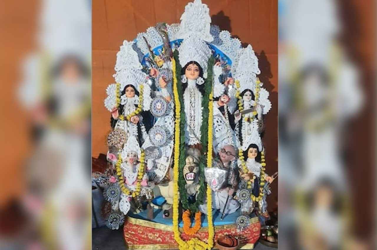 कोलकाता: हिंदू महासभा के पंडाल में महिषासुर के रूप में महात्मा गांधी, बढ़ा विवाद तो मूर्ति हटाई