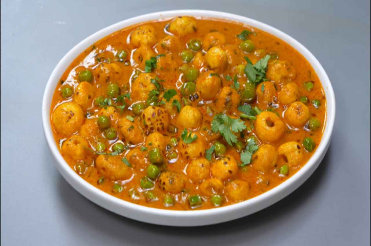 Matar Makhana Sabji: स्वाद में जबरदस्त लगती है मटर मखाना की सब्जी, करवाचौथ डिनर में चुटकियों में करें तैयार