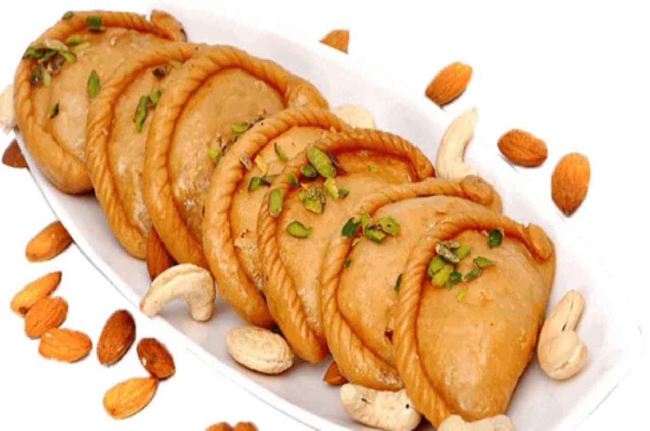 Diwali 2022 Sweet Recipe: दिवाली सेलिब्रेशन पर बनाएं चाशनी में डूबी मावा गुजिया, ये रही बहुत आसान रेसिपी