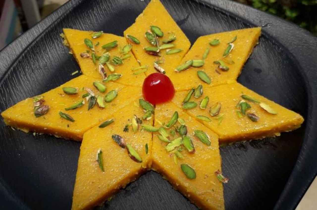 Karwa Chauth 2022 Special: करवाचौथ मीठे में बनाएं स्वाद से भरपूर मूंग दाल मिठाई, घर वाले भी करेंगे खूब पसंद, जानें विधि