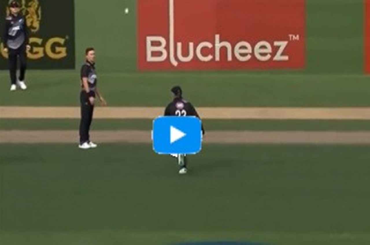 NZ vs BAN: 'मेरी बॉल.. मेरी बॉल'..एक दूसरे से बात करते रह गए न्यूजीलैंड के खिलाड़ी, मैदान पर गिर गई गेंद, देखें Video