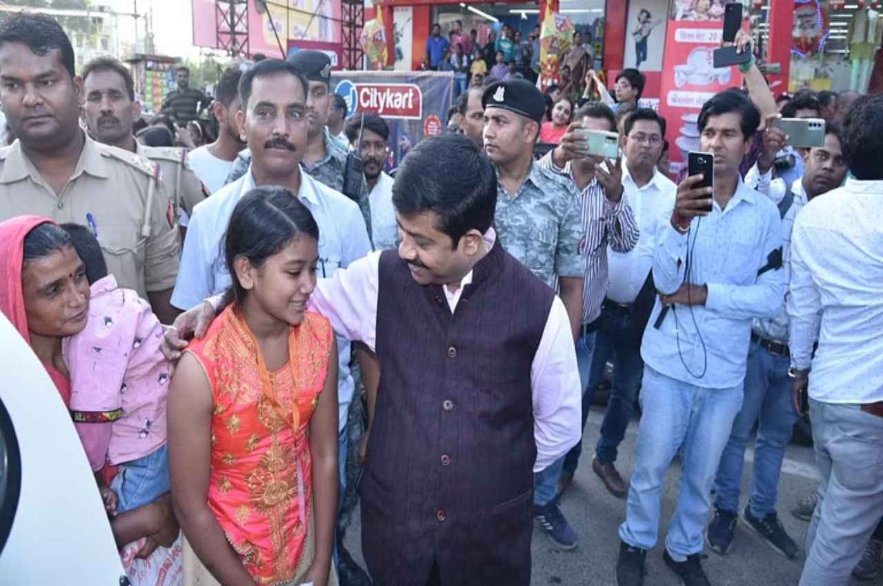 Diwali 2022: सीएम योगी बोले- गरीबों के साथ मनाएं दिवाली, कैबिनेट मंत्री ने गरीबों को कराई मॉल में शॉपिंग