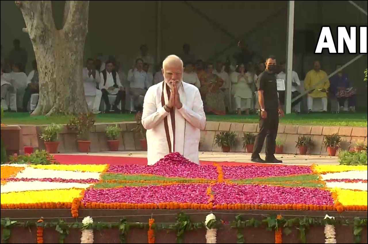 महात्मा गांधी और लाल बहादुर शास्त्री की जयंती पर पीएम मोदी ने दी श्रद्धांजलि, पहुंचे राजघाट और विजयघाट