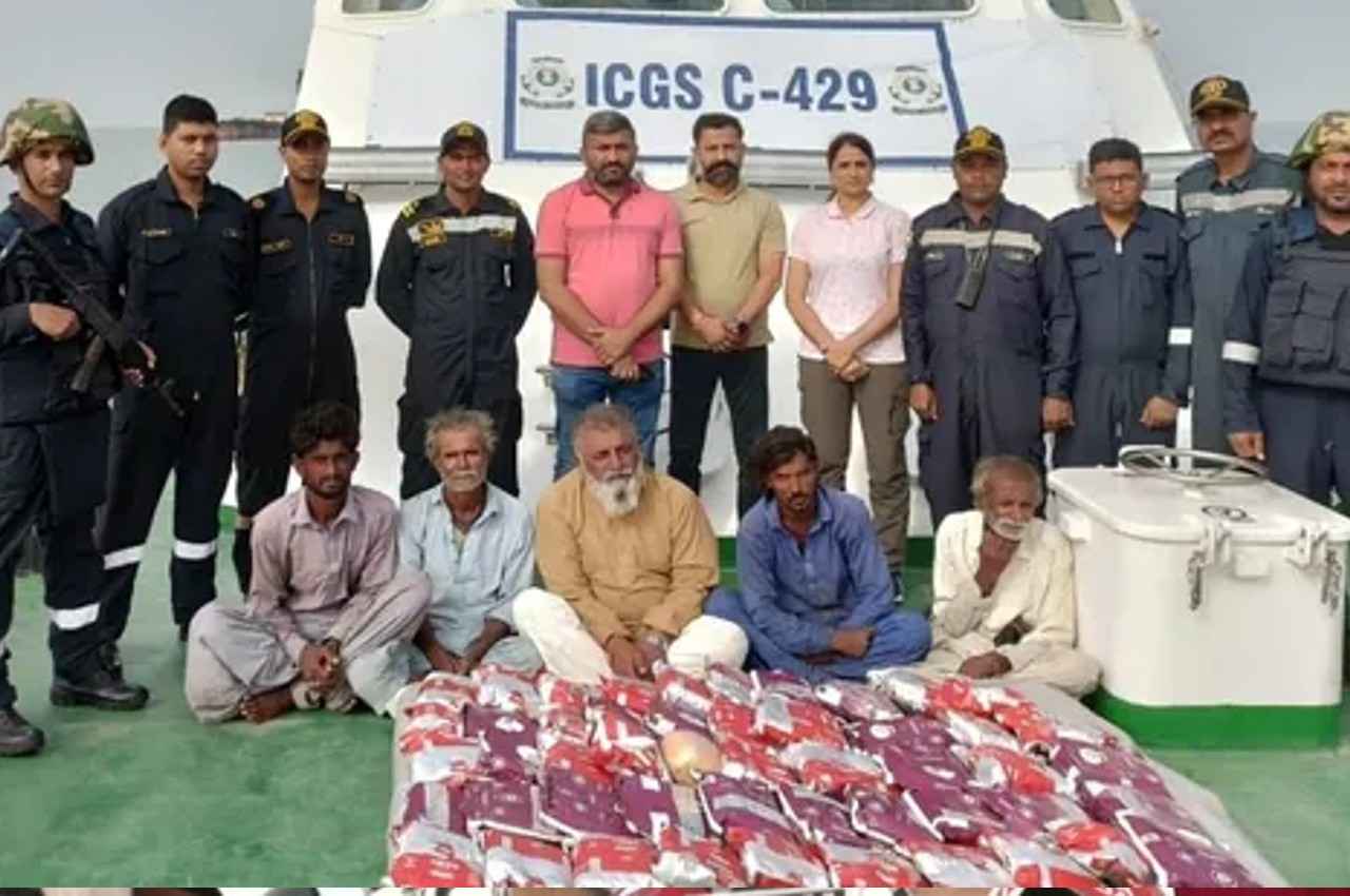 गुजरात: 350 करोड़ रुपये की हेरोइन के साथ पाकिस्तानी नाव जब्त, छह तस्कर गिरफ्तार