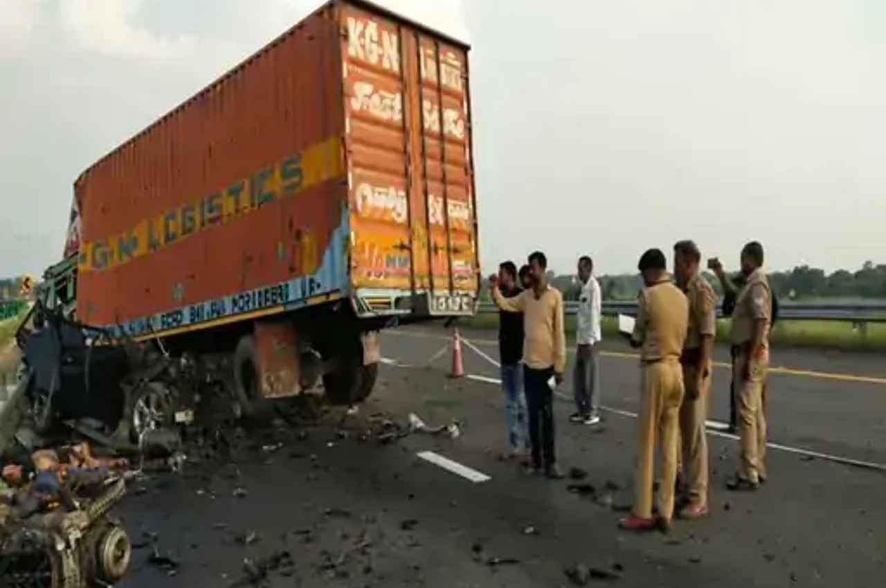 Purvanchal Expressway Accident: 230 की रफ्तार से कंटेनर से टकराई थी BMW, दीपक ने FB LIVE में कहा- चारों मरेंगे