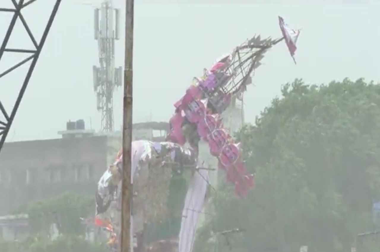 Weather Update: नोएडा समेत पूरे NCR में तेज बारिश, रावण दहन को बने पुतलों का हुआ ये हाल, देखें Video