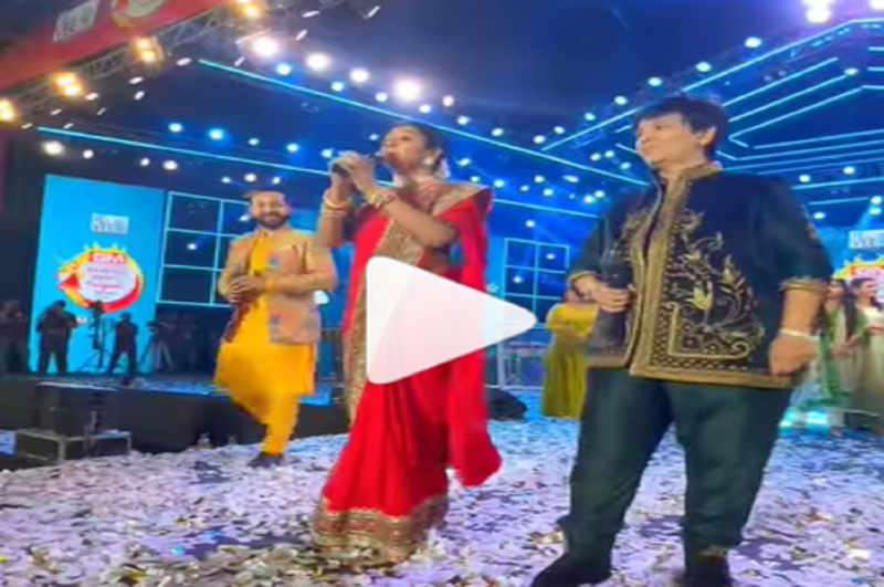 Anupamaa फेम Rupali Ganguly ने फाल्गुनी पाठक संग गरबा पंडाल में मचाया धूम, देखें वीडियो