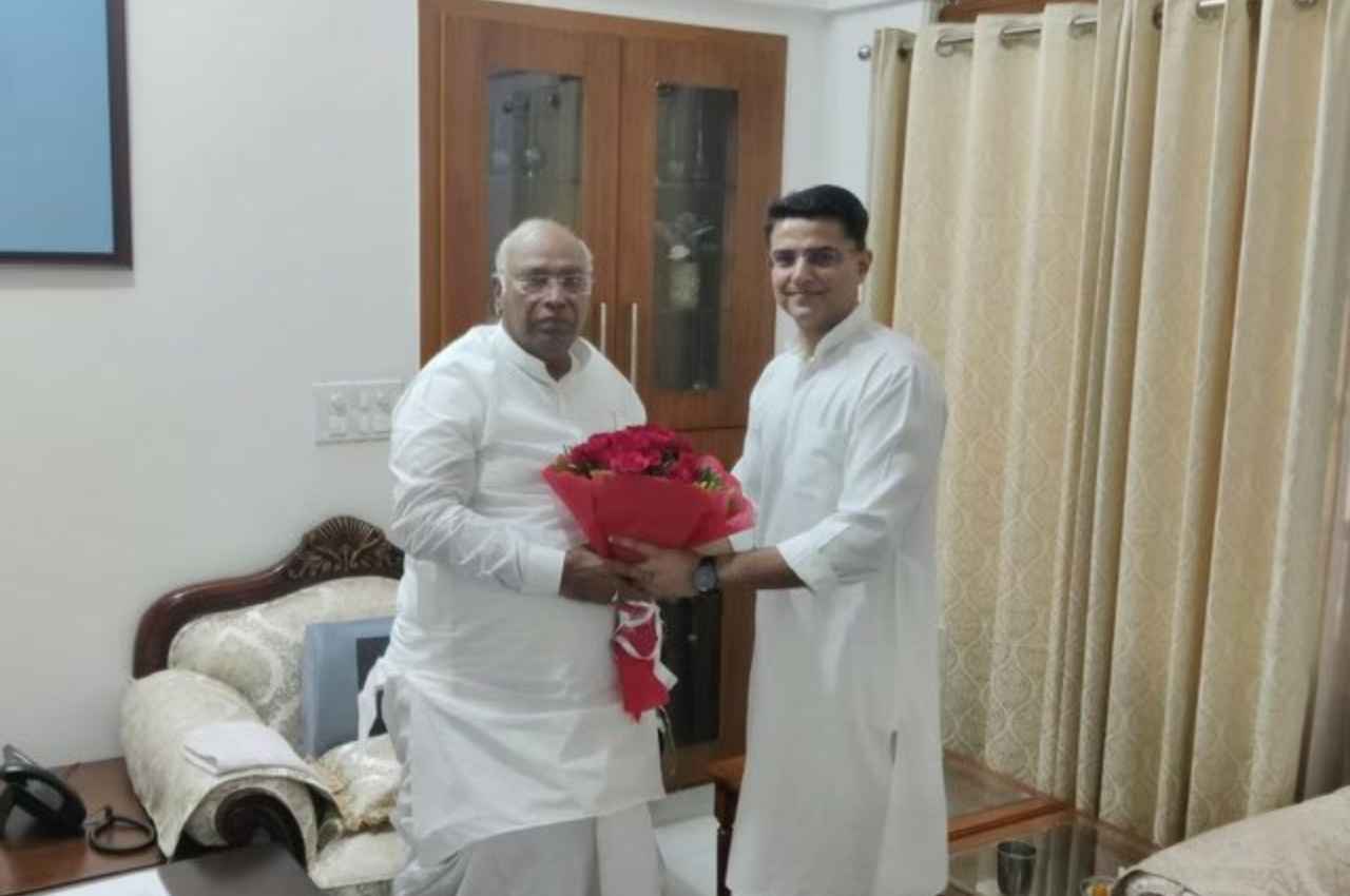 Congress President Election Results 2022: दिल्ली में सचिन पायलट ने खड़गे को जीत की बधाई दी