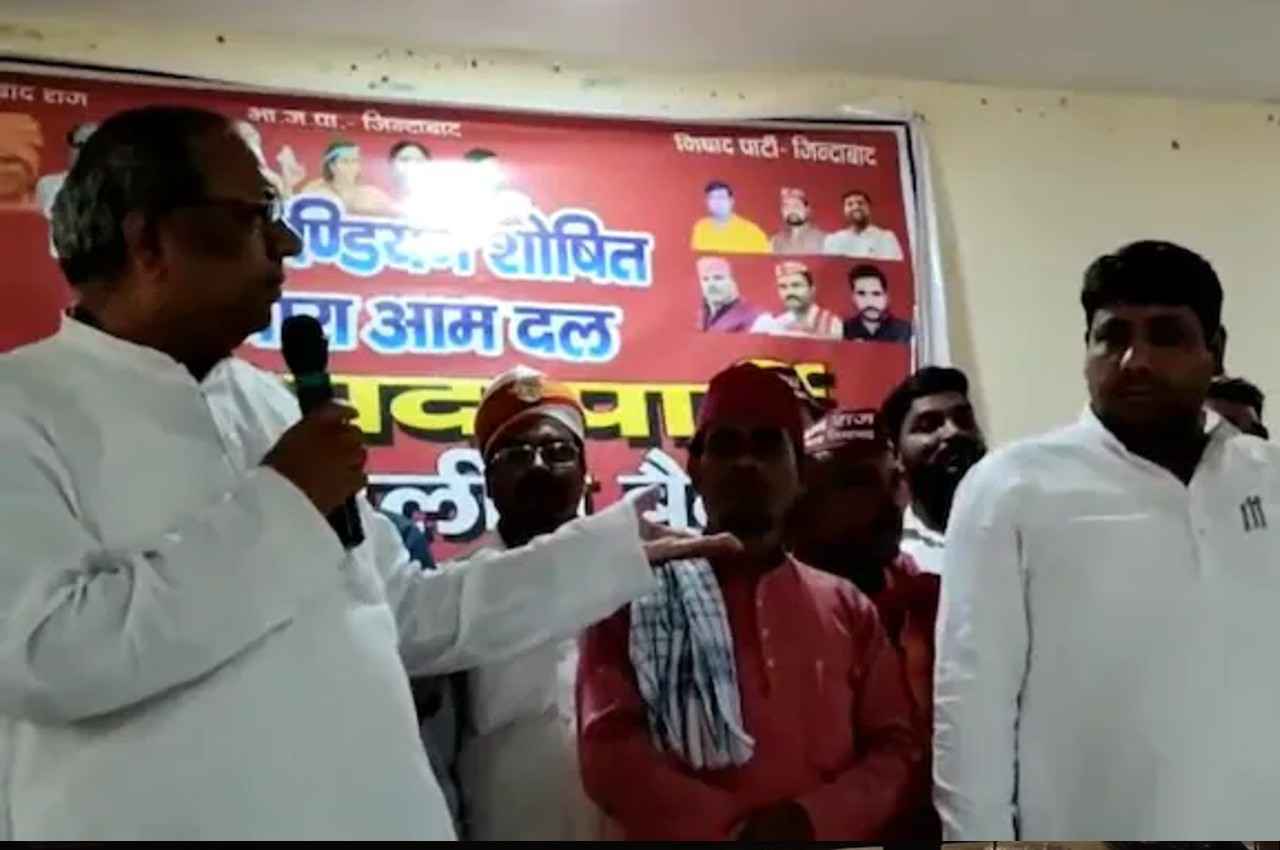 'अगर हमसे बड़े नेता हो तो...', उत्तर प्रदेश के मंत्री ने खोया आपा, मंच पर माइक फेंका