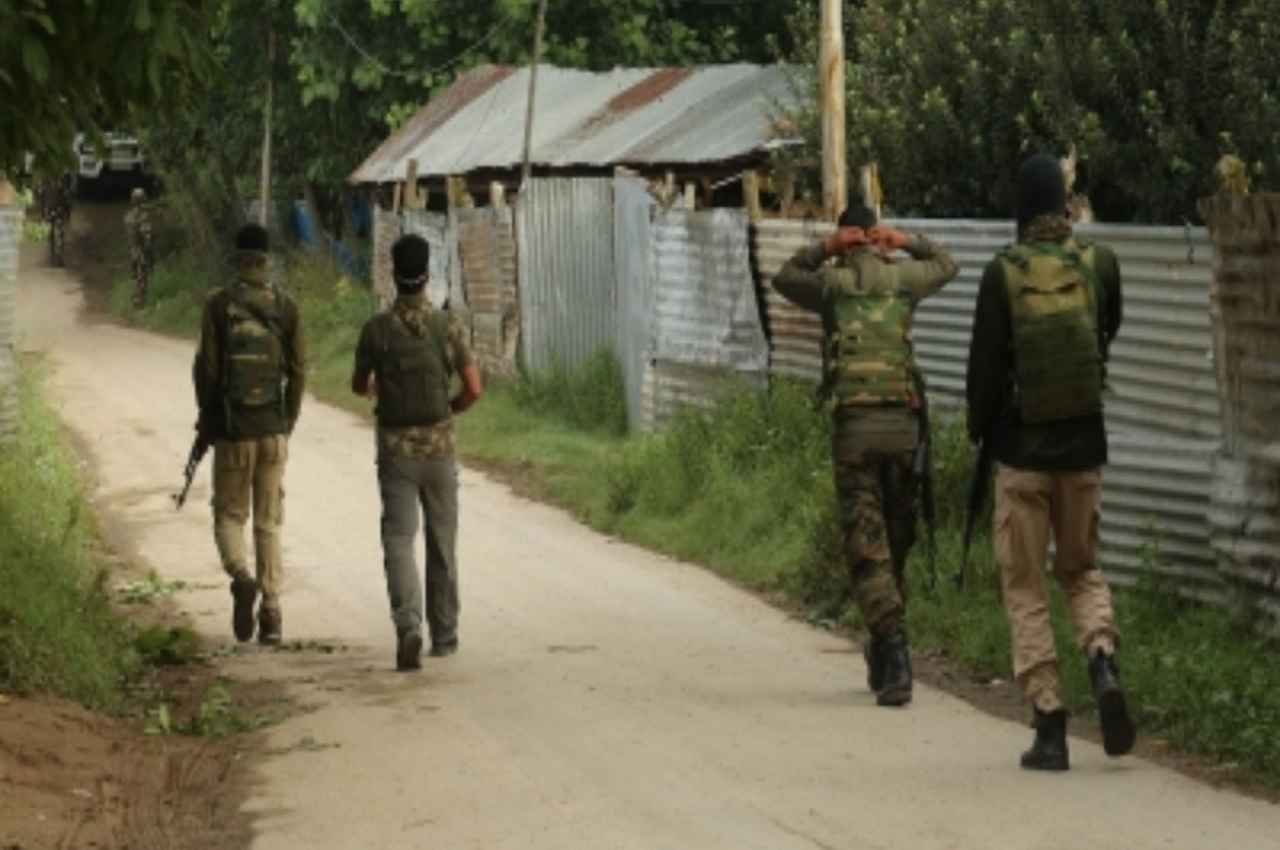 Shopian Encounter: जम्मू कश्मीर के शोपियां में आतंकियों से एनकाउंटर जारी, सुरक्षाबलों ने दो आतंकियों को घेरा