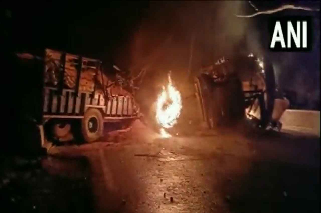 Sitapur News: ट्रैक्टर-टैंकर में टक्कर के बाद लगी आग में जिंदा जला एक व्यक्ति, टैंकर में भरी थी ये खतरनाक चीज
