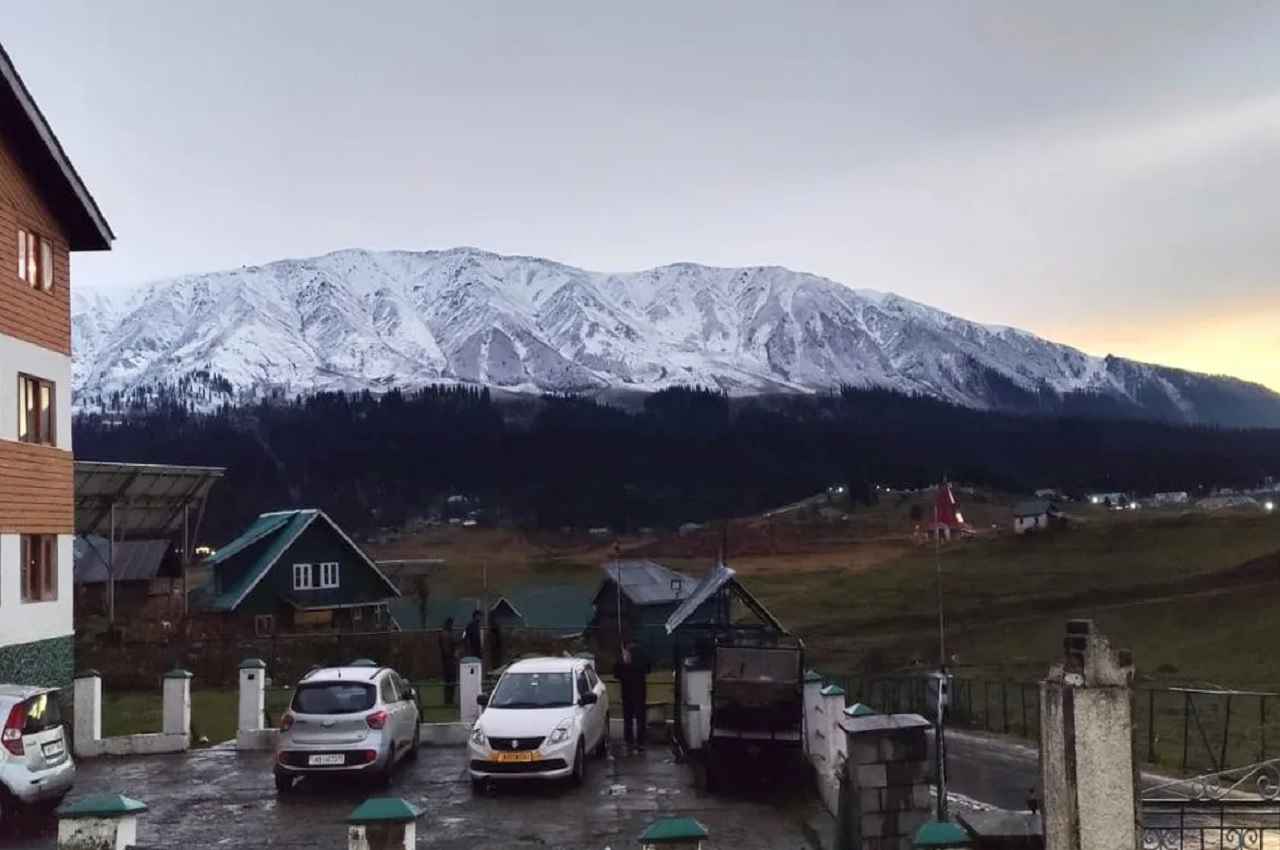 Snowfall Video: हिम की चादरों से ढके पहाड़, देखिए गुलमर्ग खूबसूरत तस्वीरें