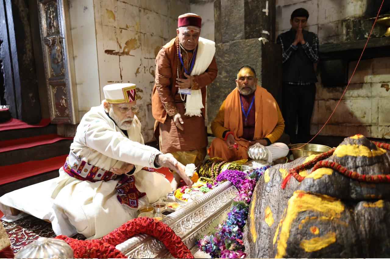 PM Modi Uttarakhand Visit: केदार-बदरीनाथ धाम में पीएम मोदी ने की पूजा, 3400 करोड़ की विकास परियोजनाओं की सौगात भी दी