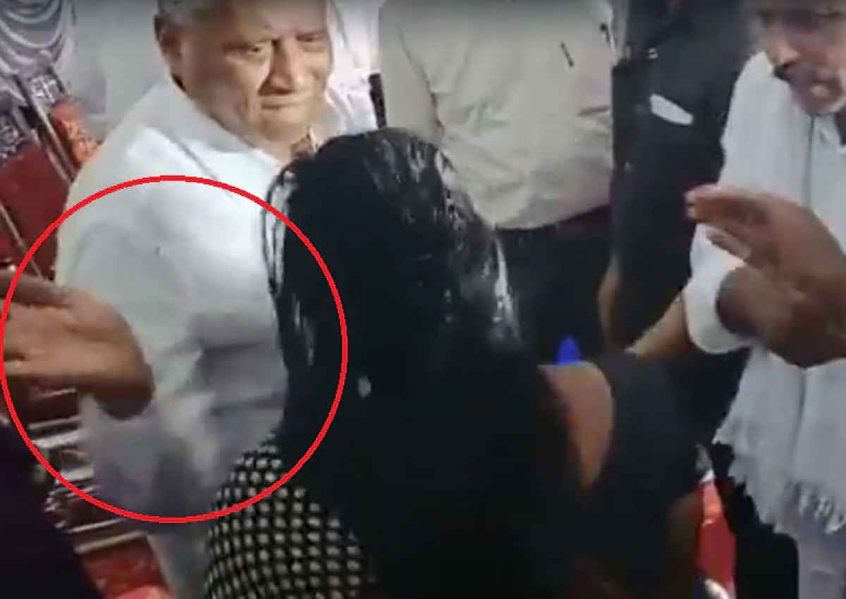 कर्नाटक सरकार में मंत्री वी सोमन्ना ने फरियाद लेकर आई महिला को जड़ा थप्पड़, देखें वीडियो