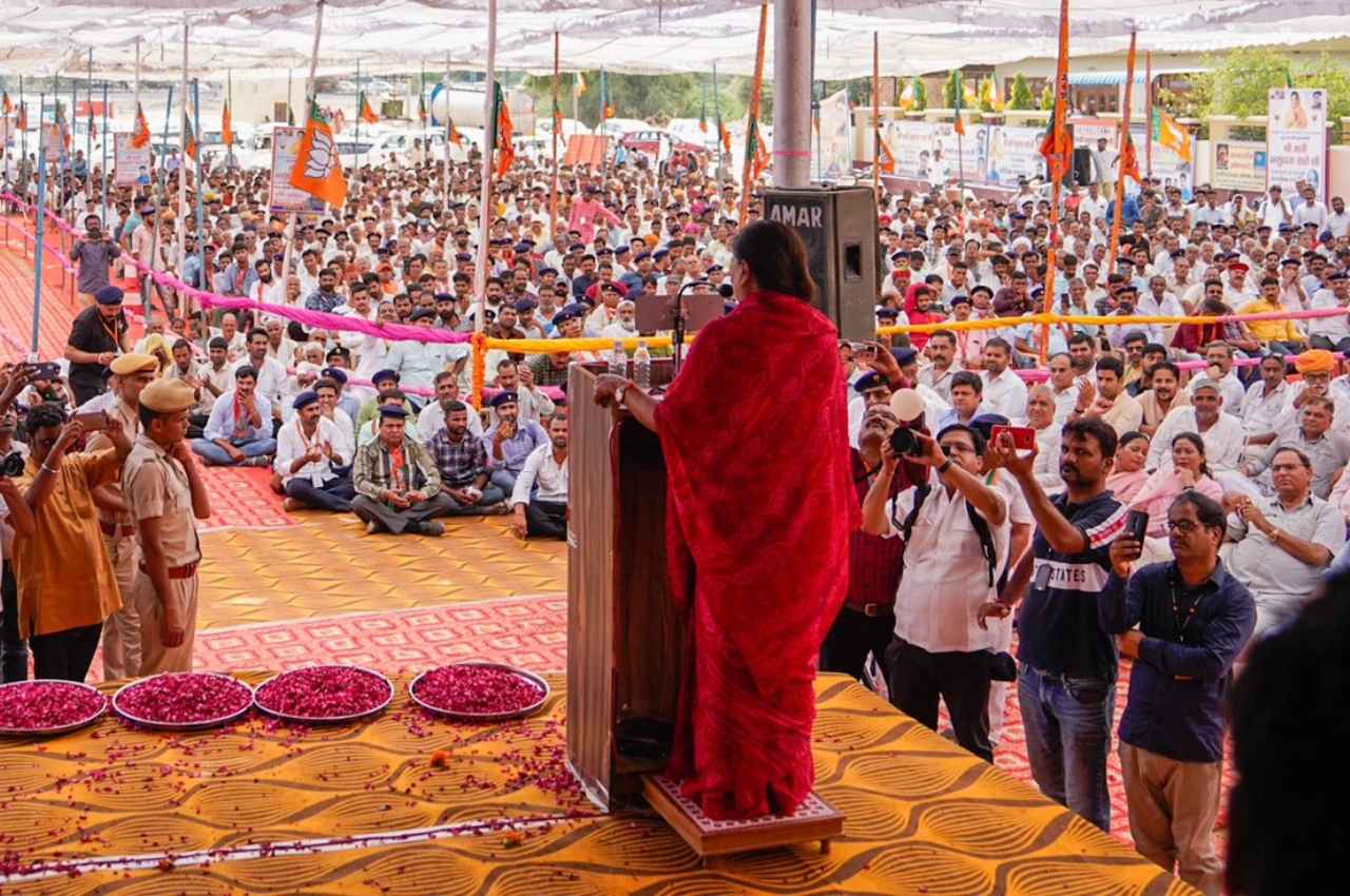 Rajasthan Politics: वसुंधरा राजे ने करणी माता मंदिर में लगाई धोक, बोली- माता का आशीर्वाद मिल गया, मेरा काम सफल होगा