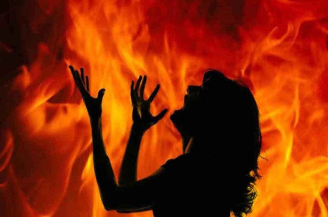 UP Crime News: ससुराल पहुंचे दामाद ने पत्नी और गर्भवती सास के साथ किया ऐसा काम, जानकर कांप जाएगी रूह