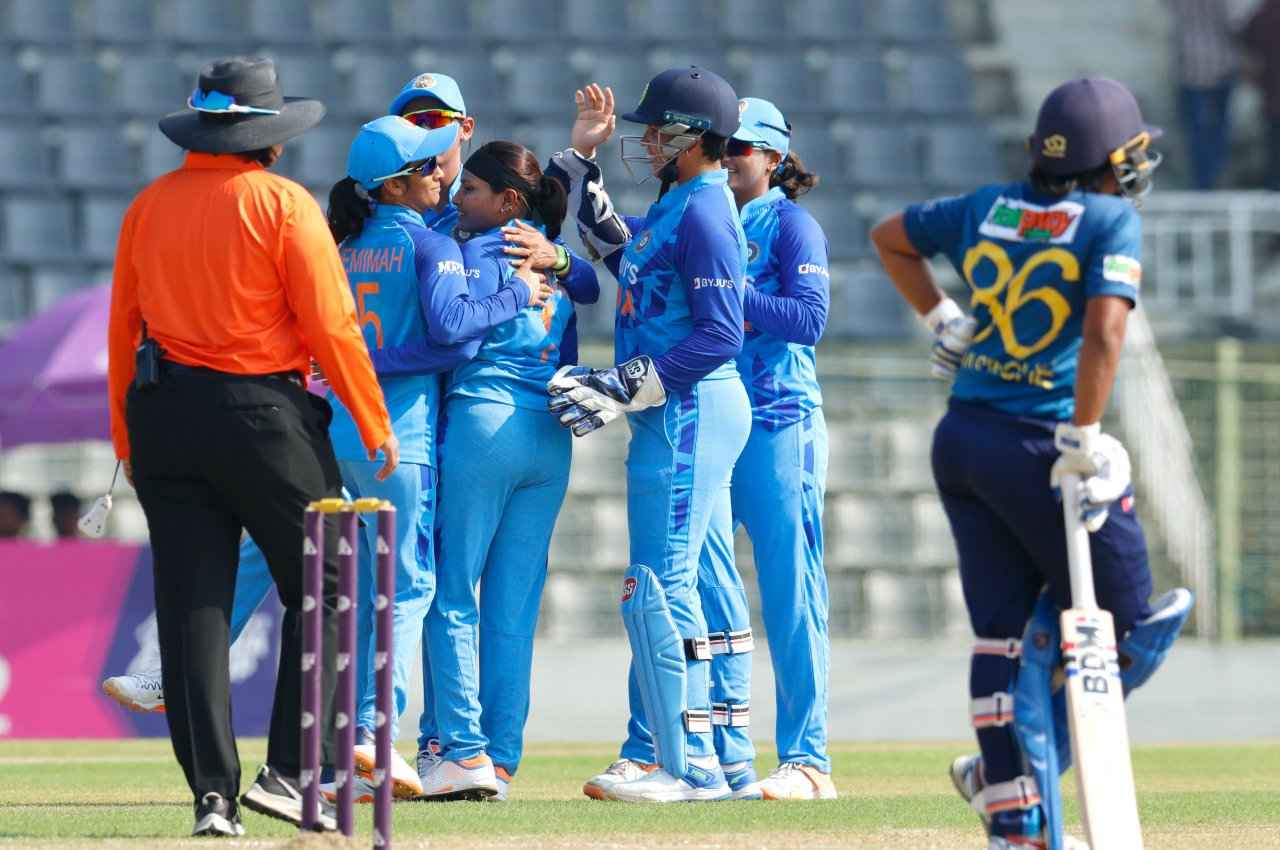 IND-W vs SL-W: रेणुका सिंह-स्नेह राणा की गेंदबाजी के आगे पस्त हुई श्रीलंकाई टीम, 70 का आंकड़ा भी नहीं कर सकीं पार