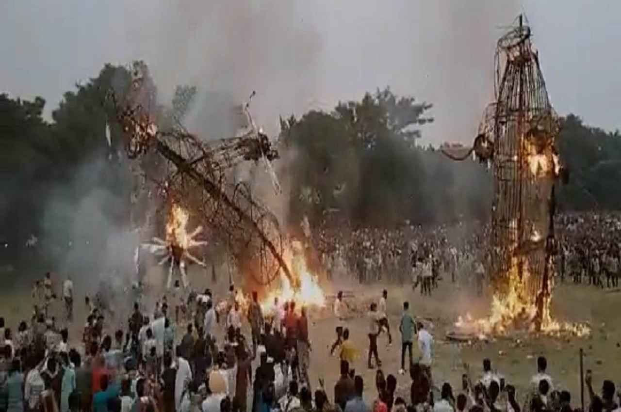 जलता हुआ रावण का पुतला लोगों की भीड़ पर गिरा, देखिए वीडियो वायरल